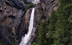 Baik untuk Tenangkan Pikiran, Lanskap 8 Air Terjun di Indonesia Ini Bikin Kamu Betah Berlama-lama