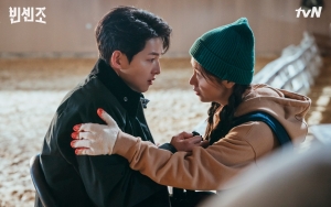 Adegan Ciuman Song Joong Ki dan Jeon Yeo Bin di 'Vincenzo' Mendadak Picu Perdebatan