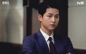 Song Joong Ki Pose Seksi Pakai Hanbok di Lokasi 'Vincenzo', Fans: Mulai Meresahkan