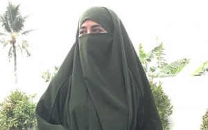 Sambut Ramadan, Pipik Dian Irawati Kunjungi Makam Jeffry Al Buchori Malam Hari