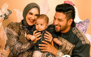 Irish Bella dan Ammar Zoni Ajak Baby Air Ziarah ke Makam Kakak Kembarnya, Sampaikan Pesan Ini