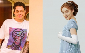 Resmi Pacaran, Pete Davidson Dan Phoebe Dynevor Bintang 'Bridgerton' Didapati Pakai Kalung Couple