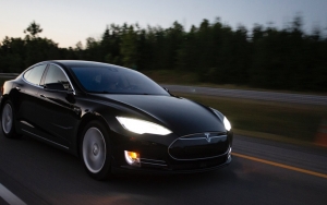Mobil Tesla Tanpa Pengemudi Tabrak Pohon Hingga Tewaskan 2 Orang, Karena Fitur Autopilot?