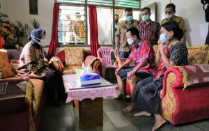 Mensos Risma Beri Bantuan Korban Ledakan Bom Gereja Katedral Makassar: Perbedaan Bukan Saatnya Lagi