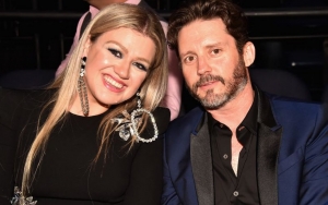 Kelly Clarkson Nangis Usai Dengarkan Lagunya, Diduga Sedang Rindu Mantan Suami
