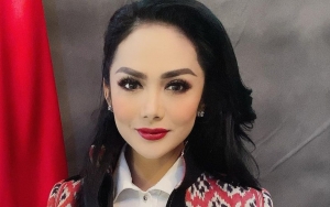 Krisdayanti Pamer Salat Duhur di daerah Terdampak Gempa, Riasan Tetap Cetar Jadi Sorotan
