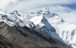 COVID-19 Capai Gunung Everest, Pendaki Positif Corona Dievakuasi Pakai Helikopter