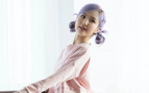 Hitomi IZ*ONE Pamer SIM Korea, Foto Tuai Sorotan