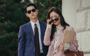 Song Joong Ki Latihan Kedip Mata, Tak Sadar Diisengi Jeon Yeo Bin di Lokasi 'Vincenzo'