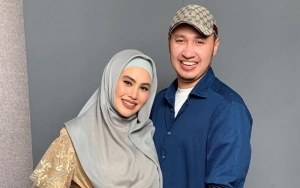 Masih Positif Covid-19, Suami Kartika Putri Berkaca-kaca Video Call Sang Anak di Yaman