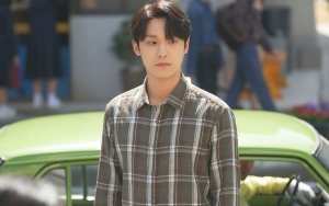 Kelewat Santai, Lee Do Hyun Asyik Mengemudi di Tengah Demo 'Youth of May'