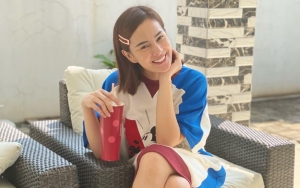 Tak Berani Ke Pantai, Astrid Tiar Berjemur Di Halaman Rumah
