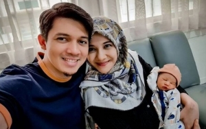 Zaskia Sungkar Cium Mesra Suami, Irwansyah Justru Pertanyakan Wajah Ukkassya
