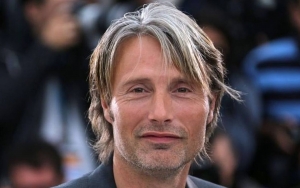 Mads Mikkelsen Akui Nge-Fans Johnny Depp, Sebut Punya Cara Sendiri Bawakan Peran Grindelwald 