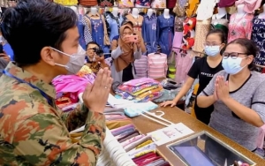 Gibran Rakabuming Keliling Minta Maaf dan Kembalikan Uang Pungli ke Para Pemilik Toko di Gajahan