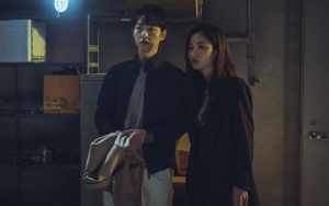 Akhirnya Foto Berdua di BTS, Jeon Yeo Bin Terlihat Sandaran di Bahu Song Joong Ki