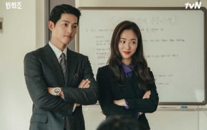 Song Joong Ki Pose Mangap di Lokasi 'Vincenzo', Kocaknya Digoda Ketularan Jeon Yeo Bin