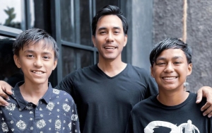 Pakai Seragam Selebritis FC, Kedua Putra Darius Sinathrya Ikut Nyemplung Dunia Sepak Bola?
