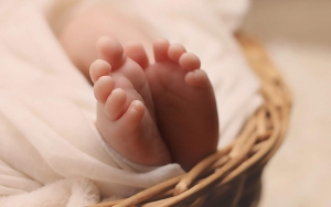 Bayi Kelaparan 2 Hari di Samping Mayat Ibu, Tak Ada Tetangga Menolong Lantaran Takut COVID-19