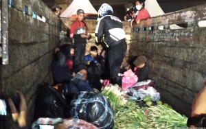 Polisi Amankan Truk Sayur di Tol Cikarang, Ternyata Diam-Diam Angkut 7 Pemudik