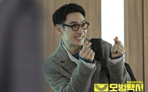 Lee Je Hoon Nyamar Jadi Pebisnis di 'Taxi Driver', Penampilan Lebay Curi Perhatian