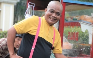 Sudah Membaik, Begini Potret Sapri Saat Dijenguk Tim 'Pesbukers' Dari Balik Jendela Ruang ICU