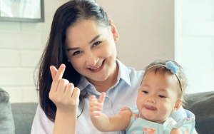 Bikin Gemas, Begini Aksi Menohok Putri Bungsu Mona Ratuliu Rebutan Ponsel Dengan Sang Ibu