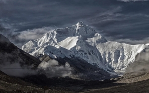Tiongkok Akan Buat Garis Pemisah di Puncak Everest demi Cegah Penularan COVID-19