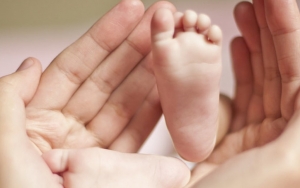 Terpapar COVID-19, Wanita di Wales Berhasil Lahirkan Bayi Saat Sedang Koma