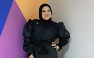 Ely Sugigi Sempatkan Melayat Ke Rumah Duka Bang Sapri
