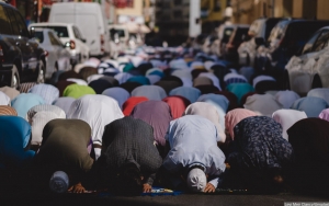 Intip Potret Salat Idul Fitri Saat Pandemi Berlokasi Di Tol Sampai Berlatarbelakang Gunung<script async src=