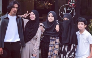 Remake Foto Jadul Bareng Anak-anak, Umi Pipik Curhat Soal Peran Ganda Selama 8 Tahun
