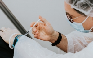 Keluarga Pemuda yang Meninggal Usai Divaksin AstraZeneca Dikunjungi Komnas KIPI, Sempat Bahas Otopsi