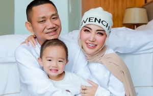 Punya Suami Kaya Raya, Bella Shofie Ajak Anak Beli Sepatu Jutaan Rupiah