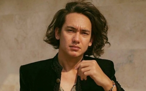Usai Insiden Baju Kusut, Adipati Dolken Langsung Bikin Klepek-klepek Saat Pamer Foto Ini