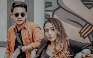 Tangan Rizky Alatas Bikin Salfok Saat Foto Keluarga, Adzana Bing Slamet Dituding Hamil Lagi