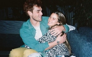 Bintang 'Riverdale' KJ Apa Dan Clara Berry Sambut Kehamilan Anak Pertama
