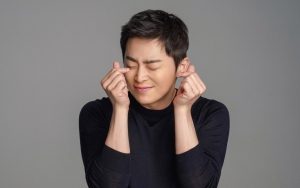Jo Jung Suk Tampil Ceria di Still Cut 'Hospital Playlist 2', Minta Pemirsa Nantikan Hal Ini