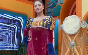Dewi Persik Foto Cantik Bareng 'Crazy Rich Kudus' Bak Bidadari India, Aksi Manggung Langgar Prokes?