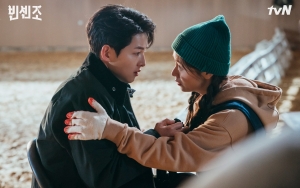 Penulis 'Vincenzo' Kaget Ciuman Hot Song Joong Ki dan Jeon Yeo Bin Melebihi Naskah