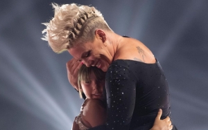 BBMA 2021: Pink Persembahkan Performance Akrobatik Bareng Sang Putri Bawakan 'Cover Me in Sunshine'