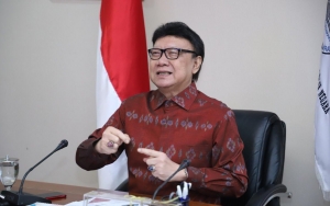 Menpan-RB Serahkan Hasil Koordinasi Terkait Nasib Ke-75 Pegawai KPK Kepada Firli Bahuri 