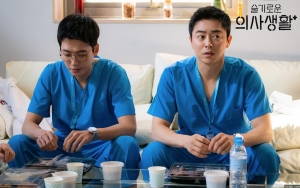 Jung Kyung Ho Kaget dan Lontarkan Komentar Lucu Lihat Foto Masa Lalu Jo Jung Suk