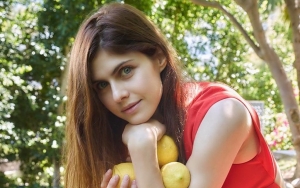 Alexandra Daddario Pamerkan Pacar Baru, Kencani Produser Kondang