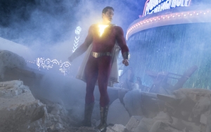 Zachary Levi Rayakan Syuting Sekuel, Pamer Sneakers 'Shazam!'