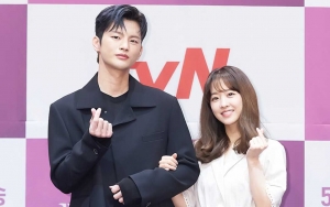 Seo In Guk Malu-Malu Ungkap Merasa Dilindungi Park Bo Young di Lokasi 'Doom At Your Service'