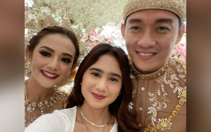 Tissa Biani Jadi Tamu Cantik, Tangan Ifan Seventeen Saat Foto Bareng di Resepsi Bikin Salfok
