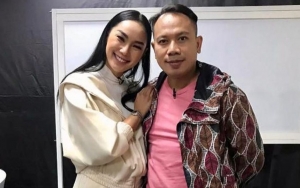 Vicky Prasetyo 'Gandeng' 2 Wanita, Kalina Oktarani Mencoba Tegar?