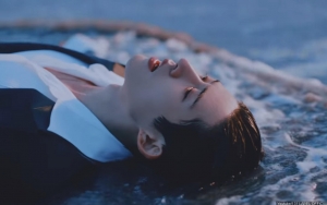 B.I Tampilkan Sisi Emosional Dan Berjalan Menyusuri Pantai Dalam MV Comeback Solo 'Illa Illa'