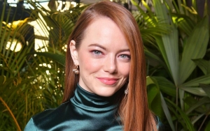 Emma Stone Jawab Rumor Bahunya Patah Saat Nonton Konser Spice Girls